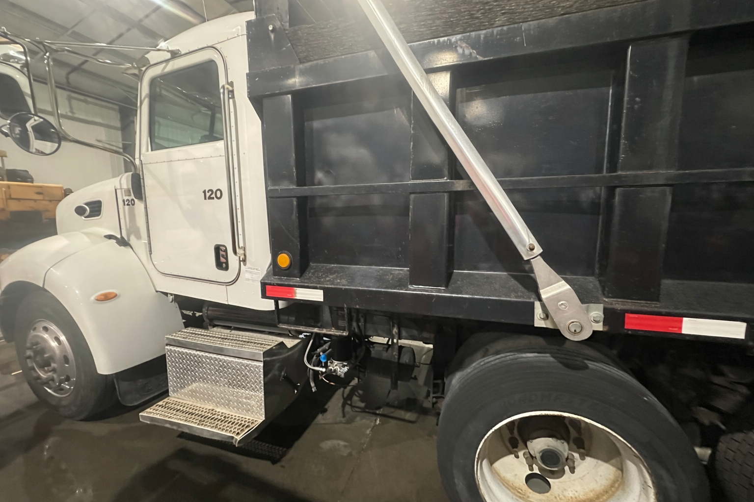 2005 PETERBILT 335 - Image 6